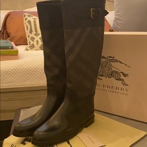 Burberry rain boots with original packaging